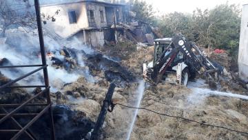 Tarsus’a bağlı Yanıkkışla Mahallesinde saman balyalarının bulunduğu alanda henüz bilinmeyen bir nedenle yangın çıktı.