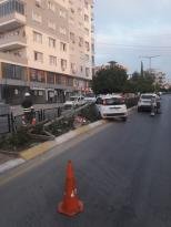YOLDAN ÇIKAN ARAÇ DİREĞE ÇARPTI