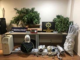 EVİ SERAYA DÖNÜŞTÜREREK UYUŞTURUCU ÜRETENLER YAKALANDI