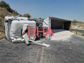 Hafriyat yüklü tır devrildi, sürücü yaralandı