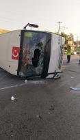 Halk otobüsü ile otomobil çarpıştı