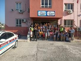 Tarsus jandarması okul ve kahvehanelerde trafik eğitimi veriyor