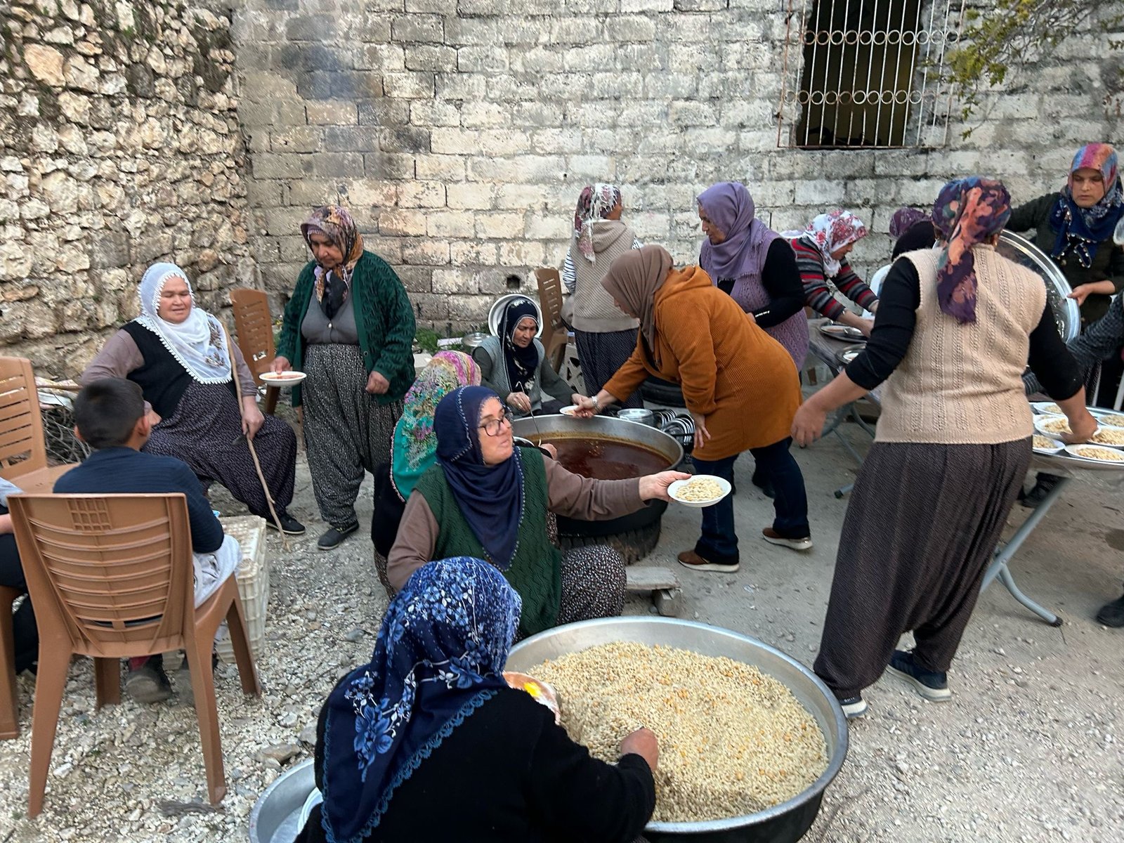 Tarsus’un kırsal mahallesinde yer alan Ulaş Köyünde imece usulü iftar yapıldı