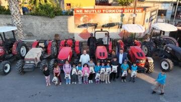 ERKUNT TRAKTÖRLERİNDEN EĞİTİME DESTEK. ÇİÇEKLİ MAHALLESİNDEKİ ÖĞRENCİLERE ALİ KESKİN’DEN KIRTASİYE VE BURS YARDIMI.